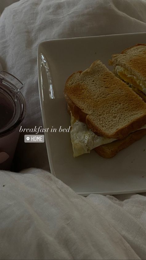 Egg sandwich on a white plate in white bed sheets with text breakfast in bed and home. Breakfast Aesthetic Caption, Lunch Ig Story Ideas, Home Breakfast Aesthetic, Bed Captions Instagram, Lunch Time Instagram Story, Sunday Breakfast Aesthetic, Breakfast Aesthetic Mornings Instagram, Cozy Instagram Stories, Breakfast Instagram Story Ideas