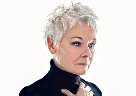 The amazing dame Judi Dench Judy Dench Hair, Short White Hair, Judi Dench, Choppy Hair, Short Grey Hair, Edgy Short Hair, Helen Mirren, Penteado Cabelo Curto, Short Pixie Haircuts