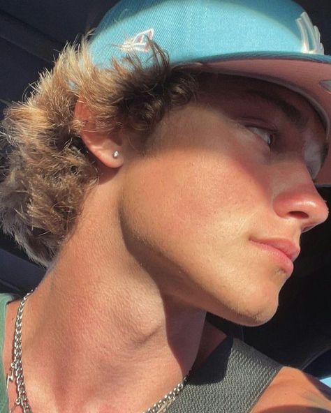 #boyfriend + #jawline + #menshairstyle + #menshaircut + #photooftheday + #model + #menwithclass + #influencer Messy Hair Boy, Hockey Hair, V Shape Hair, Summer Haircut, Surfer Guys, Cute Blonde Guys, Blonde Hair Boy, Surfer Boys, Extension Hair