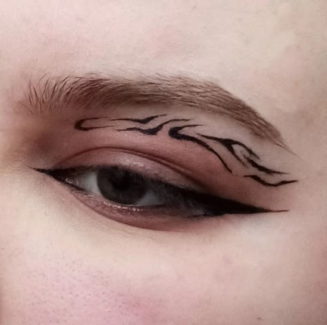 Wolf Eyeliner, Simple Graphic Eyeliner, Liner Graphic, Color Eyeliner Makeup, Blue Eyeliner Makeup, Day Makeup Looks, Graphic Makeup, Work Makeup, Graphic Eyeliner