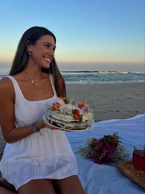 18th Birthday Photoshoot Ideas Beach, Beach Party Sweet 16, Birthday Beach Pictures Aesthetic, 16th Birthday Beach Party, Sweet Sixteen Beach Photoshoot, Birthday Beach Pictures, Birthday On The Beach, Account Pictures, Sweet 16 Pictures