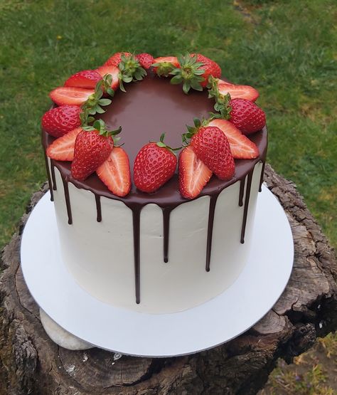 Cake Design With Strawberries, Simple Strawberry Birthday Cake, Cake Decorating With Strawberries, Strawberry Cakes Design, Cake With Hearts Decoration, Strawberry Cake Decorations Birthday, Drip Cake With Strawberries, Strawberry Cake Design Ideas, Cake With Strawberries On Top