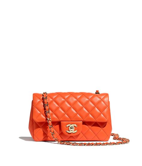 Handbags of the Spring-Summer 2020 CHANEL Fashion collection : Mini Flap Bag, lambskin & gold-tone metal, orange on the CHANEL official website. Chanel Handbags Pink, Chanel Handbags Red, Chanel Handbags Black, Chanel Mini Flap Bag, Chanel Classic Flap Bag, Moda Chanel, Chanel Fashion Show, Chanel 19, Mode Chanel