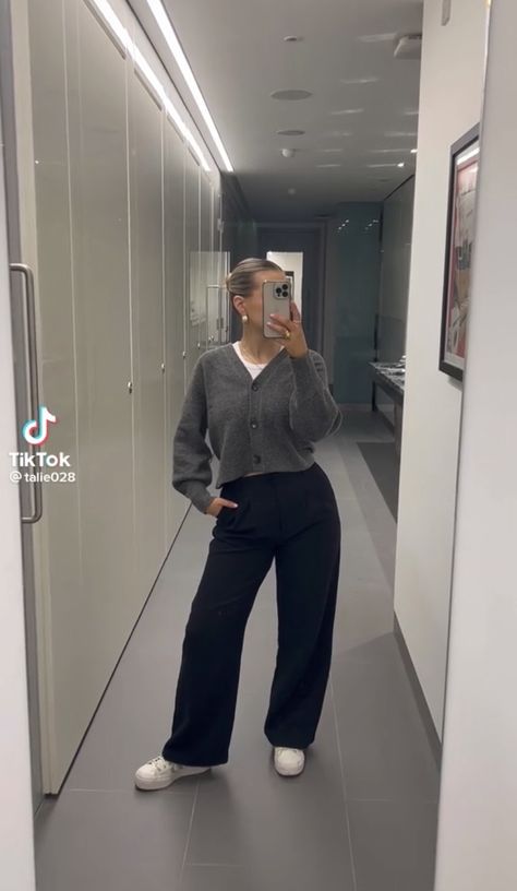 Hair Stylist Outfits Work Wear, Retail Worker Outfit, Chill Work Outfit, Slouchy Sweater Outfits, Jury Duty Outfit For Women, Sporty Office Outfit, Outfit Kantor, Hair Stylist Outfit, Girly Streetwear