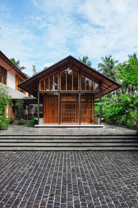 Modern Joglo, Thought Parallels, Traditional House Exterior, Thai House Traditional, Traditional Kerala House, Exterior Steps, Joglo House, Thai House Design, Kerala House Plans