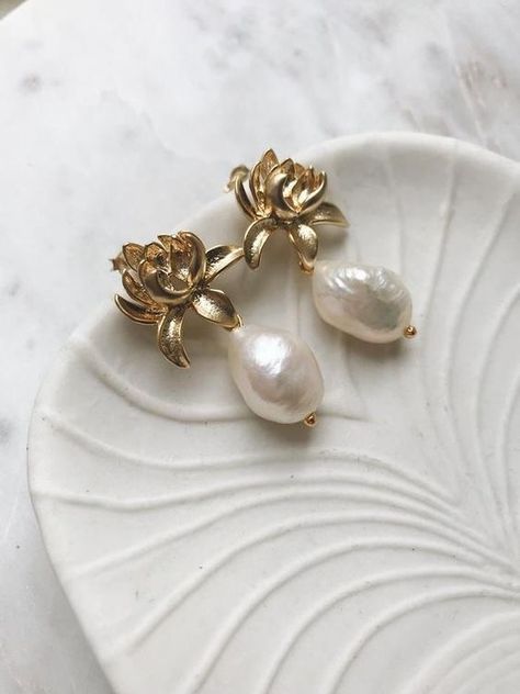 Bridal Earrings Gold, Flower Pearl Earrings, Moody Modern, Pearl Bridal Earrings, High Jewellery, Jewelry Aesthetic, Vanilla Latte, Magical Jewelry, Bridal Earrings Pearl