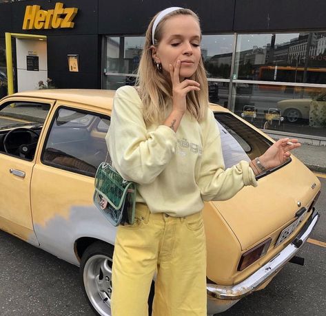 f016e59c7ad8b1d72903bb1aa5720d53 Yellow Purse Outfit, Yellow Purse, Purse Outfit, Yellow Outfit, Butter Yellow, Outfit Look, Mode Inspo, 가을 패션, Mellow Yellow