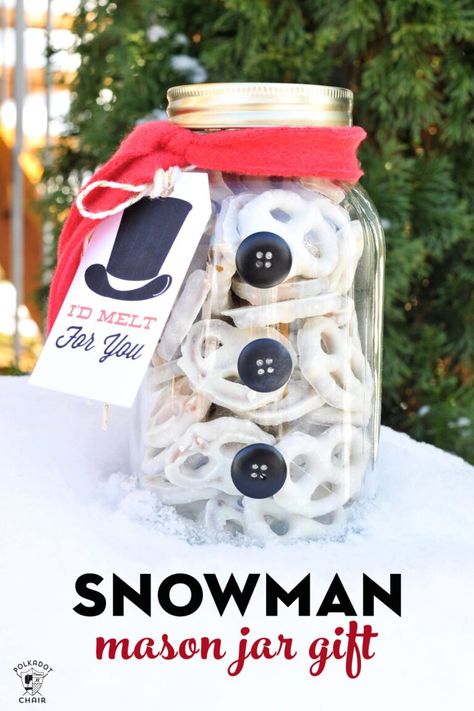 Cute Snowman Mason jar gift idea. Easy Christmas neighbor gift idea or teacher gift. #masonjar #christmasgift #easygift idea Mason Jar Reindeer, Pharmacy Ideas, Snowman Mason Jar, Mason Jar Christmas, Holiday Mason Jar, Mason Jar Christmas Crafts, Mason Jar Christmas Gifts, Gratitude Jar, Christmas Neighbor