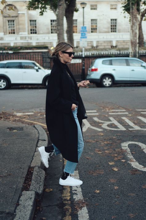 Socks are Cool Socks And Sneakers Street Style, Sneakers With Socks Outfits, Sneakers And Socks Outfit, Black Coat Outfit Winter, Jeans And Sneakers Outfit, Socks And Jeans, Black Coat Outfit, Emma Hill, White Sneakers Outfit