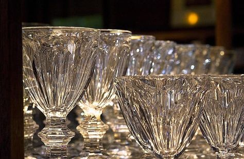 Glass and crystal often look nearly identical. But their differences make it possible to tell them apart. Here we tell you how to tell glass from crystal. Crystal Glassware Antiques, Antique Knowledge, Crystal Dishes, Drinking Vessels, Crystal Glassware, Waterford Crystal, Lead Crystal, Pressed Glass, Saint Louis