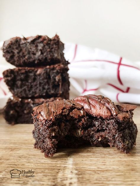 Sugar Free Zucchini Brownies, Keto Mug Brownie, Zucchini Brownie, Low Carb Zucchini Recipes, Zucchini Desserts, Chocolate Zucchini Brownies, Mug Brownie, Brownie Vegan, Brownie Bites Recipe