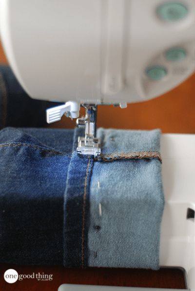 Pants Diy, Hemming Jeans, Altering Jeans, Jeans Tutorial, Sewing Hems, Diy Tricot, Store Jeans, Projek Menjahit, Sewing Jeans