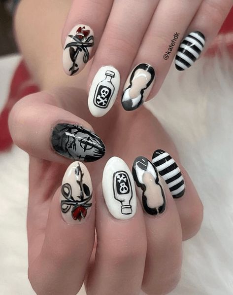 Cute Short Halloween Nails, Addams Nails, Short Halloween Nails, Ongles Beiges, Ten Nails, Ombre Manicure, Halloween Acrylic Nails, Gothic Nails, Nails Now