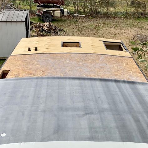 How to install an EPDM rubber roof on a Camper or RV (A Helpful Guide) - Remodel Your RV Rv Siding Ideas, Camper Roof Ideas, Rv Exterior Remodel, Camper Roof Repair, Rv Repair Exterior, Camper Rebuild, Camper Revamp, Camper Updates, Rv Restoration