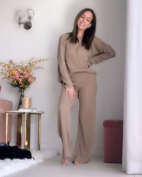 Sydne Style shows where to find comfy chic loungwear sets online in neutrals #loungwear #loungesets #comfychic #comfystyle @sydnesummer Loungewear You Can Wear Out, Nice Lounge Wear, How To Style Lounge Wear, Knit Sets Outfit, Knitted Set Outfit, Capsule Loungewear, Ribbed Sweater Lounge Wear, Chic Ribbed Loungewear Bottoms, Winter Home Clothes