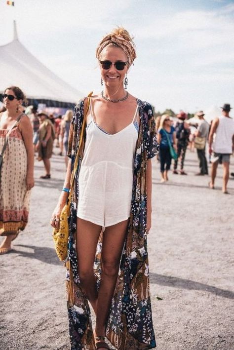 Check out these amazing ways to wear boho kimonos! Geek Outfit, Wander Outfit, Summer Wishlist, Boho Princess, Look Festival, Fest Outfits, Mode Hippie, Diy Kostüm, Bohemian Soul