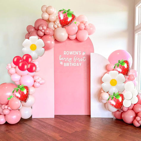 Daisy And Strawberry Party, Strawberry And Daisy Birthday, Strawberry Balloon Arch, Daisy Balloon Arch, Balloon Garland Birthday, Garland Birthday, Unique Themes, Strawberry Shortcake Party, Strawberry Art