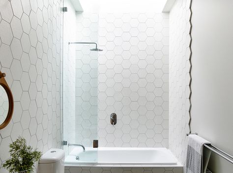 hexagonal-tiles_050215_02 Bathroom Wall Decor Over Bathtub, Hexagon Tile Bathroom, White Hexagon Tiles, Hexagonal Tiles, Shower Over Bath, Bathtub Tile, Bad Inspiration, Interior Minimalista, Bath Tiles