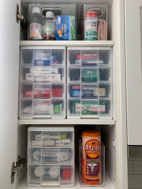 Ideas Armario, Ocd Organization, Medicine Cabinet Organization, Medicine Organization, House Organisation, College Organization, Linen Closet Organization, Home Organisation, Home Organization Hacks