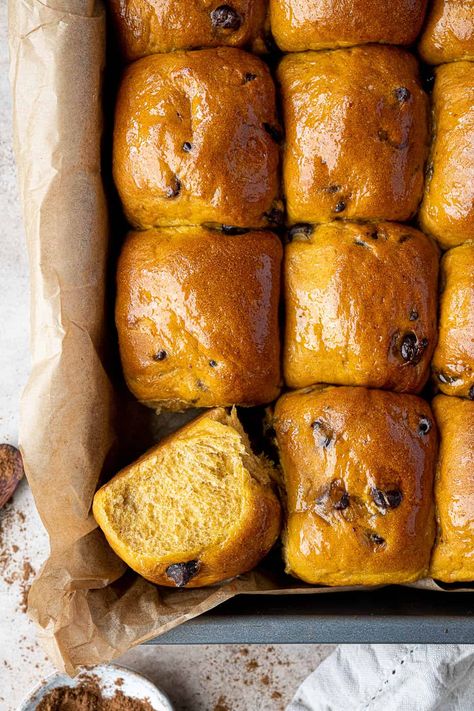 Chocolate chip pumpkin rolls - soft, fluffy sweet vegan pumpkin bread rolls filled with chocolate chips. The perfect Autumnal snack or breakfast! Made using the tangzhong method for super soft bread without needing to add lots of fat. Don't worry, it's really easy! Vegan Autumn Recipes, Pumpkin Bread Rolls, Bread Recipe Ideas, Pumpkin Snacks, Tangzhong Method, Autumn Bread, Baking Autumn, Autumn Sweets, Pumpkin Baking