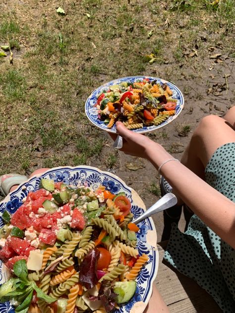 Summer lunch aesthetic #healthylunch #healthyfood #summersalad #summer #summervibes #summeraesthetic #summerrecipes #healthy #lunch #lunchideas #lunchrecipe #pastasaladrecipes Healthy Summer Aesthetic, Summer Lunch Aesthetic, Lunchtime Aesthetic, Lunch Aesthetic, Camping Lunches, Holy Girl, Summer Vision, Lunch Party, Summer Foods