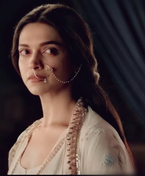 Deepika In Bajirao Mastani, Deepika Padukone Nose Ring, Deepika Padukone Traditional, Deepika Aesthetic, Deepika Padukone Mastani, Deepika Padukone Bajirao Mastani, Deepika Padukone Aesthetic, Padmavati Jewellery, Bajirao Mastani Deepika Padukone