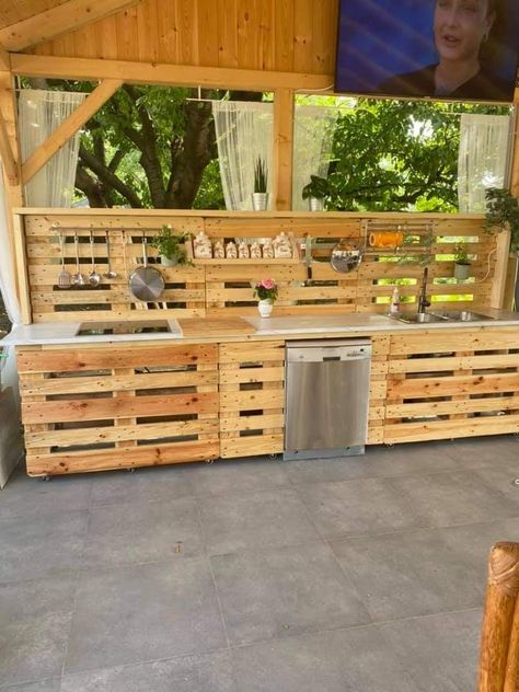 Outdoor Kitchen From Pallets, Outdoor Kitchen With Pallets, Kitchen From Pallets, Pallet Grill Area, Pallet Bbq Area, Pallet Outdoor Kitchen Diy Projects, Pallet Grill Station, Outdoor Kitchen Pallet Ideas, Diy Outdoor Kitchen Pallet