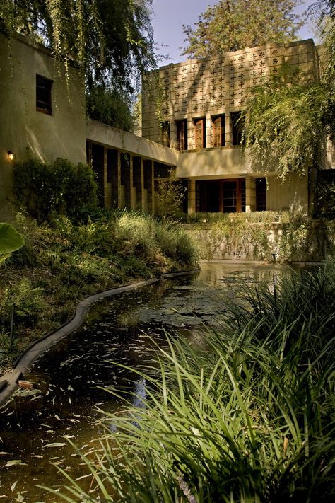 "La Miniatura" in Pasadena, overlooking the backyard pond. Ennis House, Frank Lloyd Wright Architecture, Frank Lloyd Wright Design, Frank Lloyd Wright Homes, Plant People, Architecture Landscape, Organic Architecture, Los Angeles Homes, Frank Lloyd