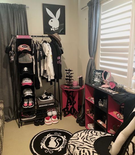 Black And Pink Goth Room, Y2k Rooms 2000s, Pink Y2k Room Decor, Grunge Y2k Room Ideas, Y2k Room Pink, Black And Pink House Decor, Room Ideas Pink And Black, Y2k Grunge Bedroom, Y2k Mcbling Room