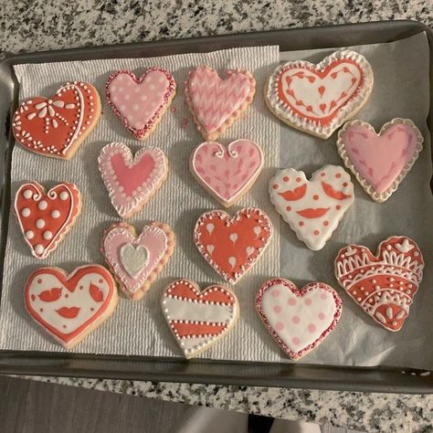 Valentines Cookies Decorated Ideas, Heart Cookies Decorated, Sugarplum Christmas, Valentine Cookies Decorated, Food Magic, Heart Sugar Cookie, Valentine Cookie, Valentines Cookies, Valentine Sugar Cookies