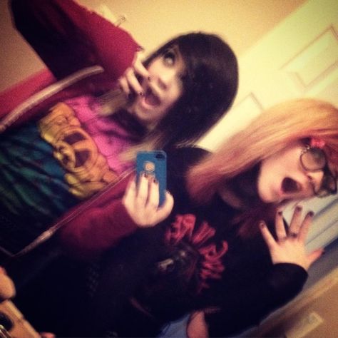 Emo Best Friends, 2010s Emo, Emo Friends, 2010 Emo, 2000s Internet, Tumblr Emo, Scene Friends, 2010s Style, Im Poppy