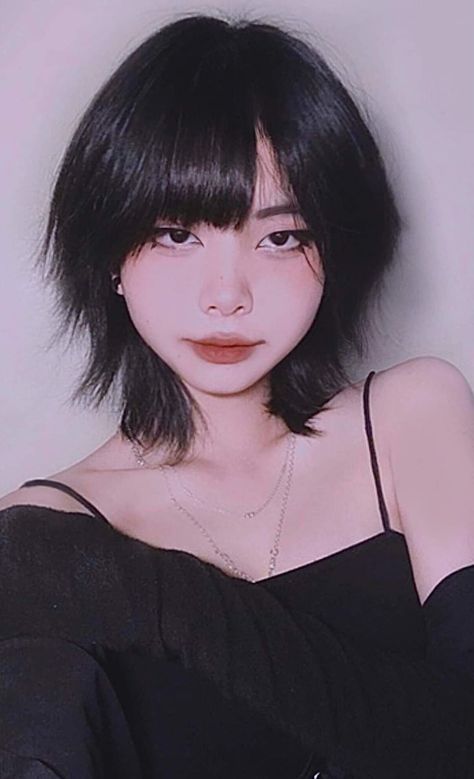 Hair Styles Girl, Short Hair Korean, Shortish Hair, Hair Korean, Fall Blonde Hair, Hair Color Streaks, Dyed Hair Inspiration, Hair Inspiration Short, Edgy Short Hair