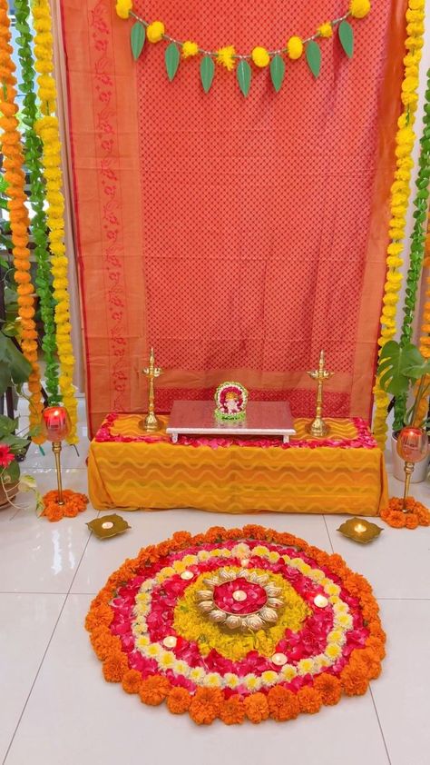 Janmashtami Decoration Ideas Home, Flower Wall Decor Diy, Ganpati Decoration Theme, Mandir Decoration, Mehendi Decor Ideas, Simple Stage Decorations, Home Flower Decor, Ganpati Decoration At Home, Janmashtami Decoration