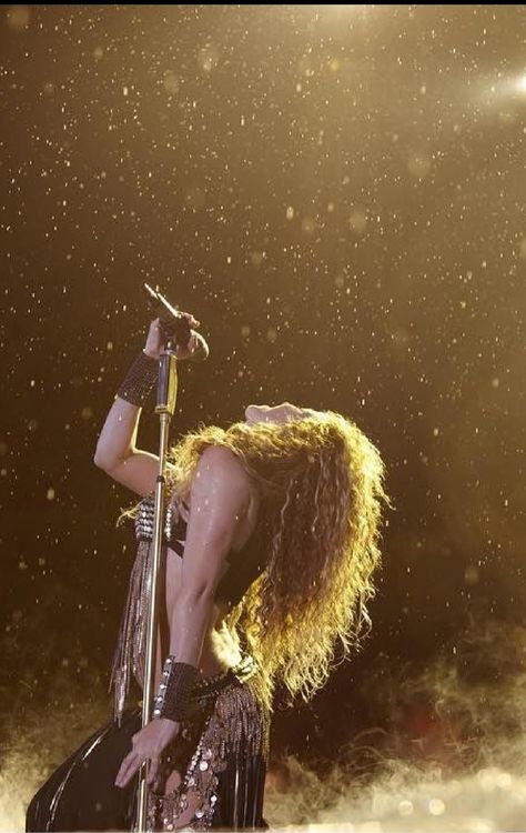 Shakira Performance, Shakira Wallpaper, Shakira Concert, Shakira Style, Female Artists Music, Shakira Photos, Waka Waka, Catherine Of Aragon, Music Illustration