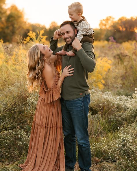 The prettiest little fam I ever did see 😍😍 #springfieldmo #springfieldmissouri #missouriphotographer #417photographer #kansascity #sunsetphotography #familyphoto Toddler Family Photos, Family Photoshoot Poses, Family Portrait Poses, Family Photoshoot Outfits, Outdoor Family Photos, Family Picture Poses, Family Photo Pose, Fall Family Pictures, Family Of 3