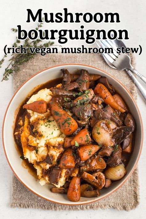 Mushroom bourguignon is the ultimate hearty, comforting vegan stew (and it's also surprisingly low calorie!) #mushroombourguignon #bourguignon #veganstew #mushroomstew #vegetarianstew Mushroom Bourguignon, Vegetarian Stew, Vegan Stew, Tasty Vegetarian Recipes, Vegan Soups, Vegetarian Dinners, Idee Pasto Sano, Veg Recipes, Vegan Dinner Recipes