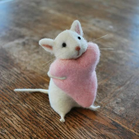 Needle Felt Animals, Felted Birds, Felted Mouse, Needle Felting Diy, Felt Mouse, Wool Felting, Fiber Artist, Needle Felting Projects, Wool Art