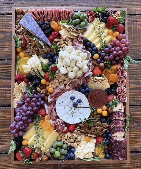 Blog post on how to create the ultimate cheese board. Grazing Board, Decorações Com Comidas, Charcuterie Inspiration, Charcuterie Platter, Charcuterie Cheese, Cheese Party, Snack Board, Party Food Platters, Charcuterie And Cheese Board