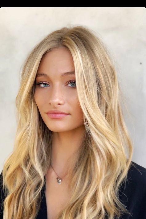 Loved In Honey Blonde Hair, Blonde Highlights On Honey Hair, Golden Blonde Hair Blue Eyes, Summer Honey Blonde Hair, Golden Blonde Hair With Layers, Italian Blonde Hair, Bright Honey Blonde Balayage, Warm Blonde Hair With Money Piece, Golden Light Blonde Hair