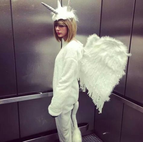 Taylor's Halloween costume is GOLD!!!!! Taylor Swift, Swift, A Woman, Angel, Halloween, Wall, White