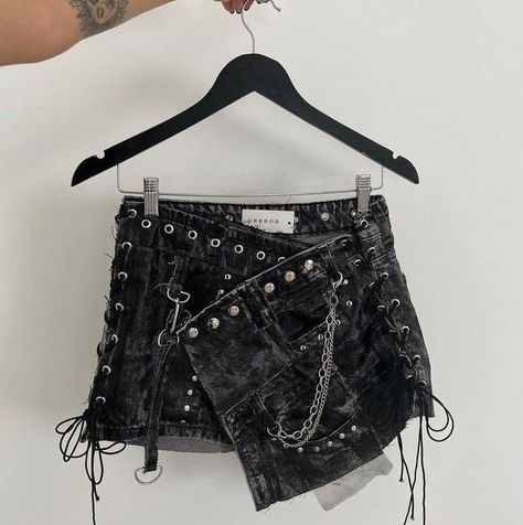 Western Winter Fashion, Winter Fashion For Women, Black Mini Skirts, Western Winter, Denim Diy Clothes, Chain Skirt, Image Swag, Looks Party, Denim Diy