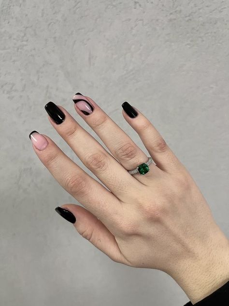 Cute Black Design Nails, Nail Art Black Designs, Black Nailart Nails, Black Design Nails Acrylics, Nail Art Aesthetic Black, Nail Black Design, Black Nails Winter, Nails 2022 Black, Black Naildesign