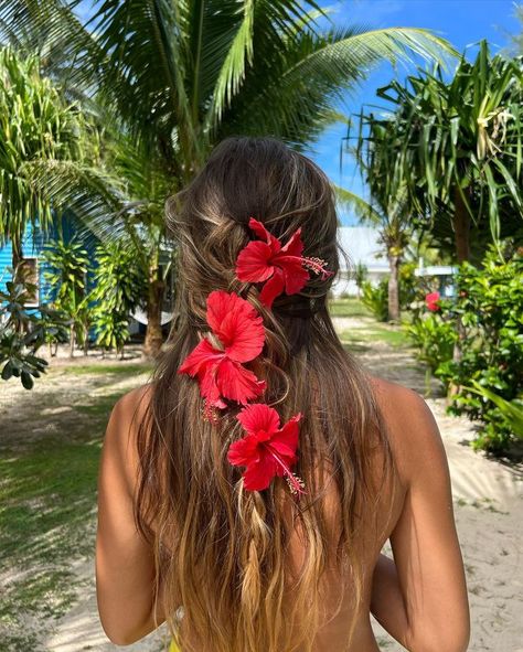 Hibiscus in the hair is the cutest tropical hairstyle!! 🩷 Ocean Vibes, Island Girl, Summer Feeling, Summer Dream, Summer Photos, Summer Pictures, Beach Aesthetic, Beach Vibe, Summer Baby