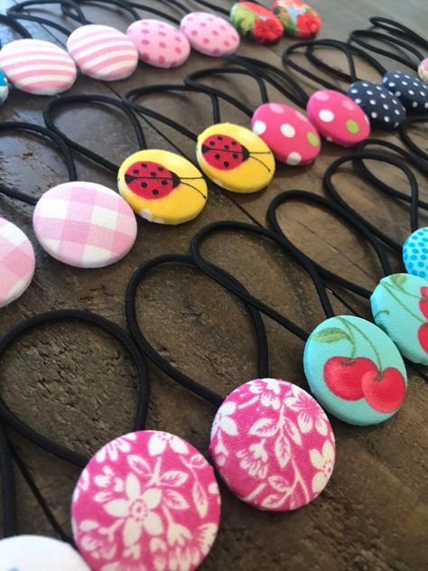 Market Day Ideas, Tie Ideas, Beaded Hair, Market Ideas, Hair Elastic, Fabric Flowers Diy, Country Crafts, Hair Beads, Hair Elastics