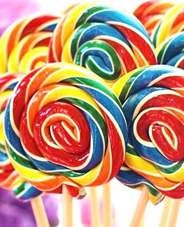 Swirly lollipops are a fav #sweetarrangements #lollipops #sweetcreations #candytableslondon  #candytables #candybuffet #candttableslondon #sweettrees #ediblearrangements #kidschristmasparty #corporateevents Loly Pop Lollipops, Lollipop Aesthetic, Swirl Lollipop, Giant Lollipops, Rainbow Lollipops, Swirl Lollipops, Oranges Gift, Sweet Trees, Strawberry Summer