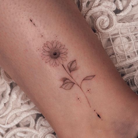 Delicate Flower with Jewellery 🌻Instagram:@necro_noir Sunflower Minimalist Tattoo, Sunflower And Moon Tattoo, Line Sunflower Tattoo, Tattoo Art Ideas, Mandala Tattoo Ideas, Sunflower Tattoo Meaning, Sunflower Tattoo Simple, Arrow Tattoos For Women, Geometric Arrow Tattoo