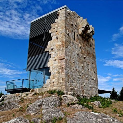 Restauration de ruines La tour Vilharigues et le château de Matrera par Carlos Quevedo Architects Ruins Architecture, Architecture Renovation, Exterior Drawing, Renovation Architecture, Bloxburg Modern, Exterior Bloxburg, New Architecture, Building Plans House, Stone Architecture