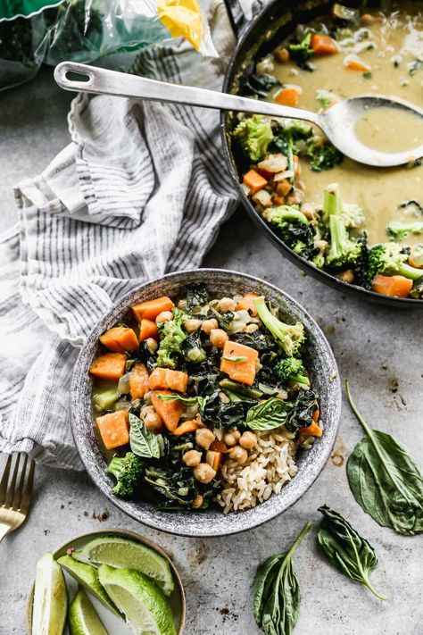 Easy Vegan Thai Green Curry with sweet potato, kale, and coconut milk. Not too spicy, healthy, and made with easy to find ingredients! Super tasty and ready in 30 minutes, so it’s perfect for fast weeknight dinners. #easy #vegan #healthy #chickpeacurry Healthy Thai Green Curry, Fast Weeknight Dinners, Weeknight Dinners Easy, Vegan Thai Green Curry, Green Curry Sauce, Green Curry Recipes, Dinners Easy, Sweet Potato Kale, Thai Green Curry