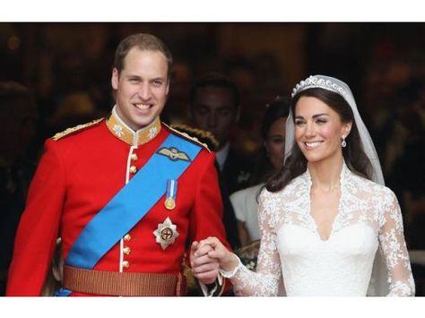 William and Catherine: the first year Kate Middleton Wedding Dress, Principe William Y Kate, Kate Und William, Düşes Kate, Herzogin Von Cambridge, Middleton Wedding, Kate Middleton Wedding, Celebrity Bride, Principe William