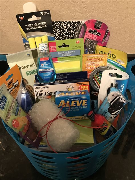 Bar Exam Survival Kit- it had a little of everything and was easy to make. A lot of the stuff I bought was from the dollar store. Bar Exam Survival Kit, Survival Kit Ideas, Graduation University, College Survival Kit, Survival Kit Gifts, School Survival Kits, Bar Exam, College Survival, Survival Supplies